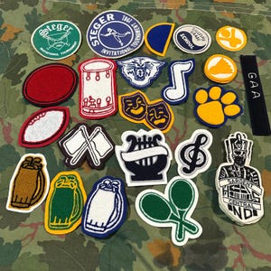 écussons de club universitaire vintage, ballons de sport et plus