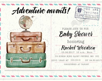 Pode incluir: Um convite para um chá de bebê com tema de viagem. O convite apresenta uma pilha de malas vintage, um globo terrestre e um avião. O texto do convite diz "Aventura espera!" e "Chá de Bebê em homenagem a Rachel Woodson".