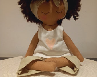 MiYogi. Afro.Muñeca articulada para yoga. Herramienta y juguete. Handmade. YOGA MINDFULNESS