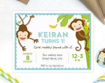 Könnte beinhalten: Eine blaue und grüne Einladung zu einer Affen-Geburtstagsparty mit dem Text "Keiran Turns 1!" und "Come monkey around with us!" Die Einladung enthält ein Datum und eine Uhrzeit für die Party: Sonntag, 8. August, 12-15 Uhr.  RSVP-Informationen sind am unteren Rand der Einladung enthalten.