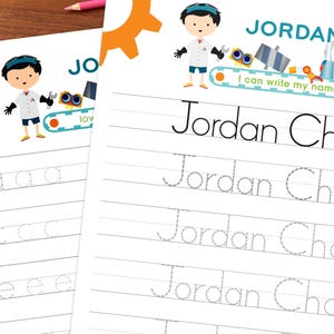 Może przedstawiać: Dwa białe arkusze ćwiczeń z nadrukowanymi liniami do ćwiczenia pisania ręcznego. Jeden arkusz ma imię "Jordan Chan" wydrukowane dużymi literami, z miejscem do ćwiczenia pisania imienia. Drugi arkusz ma litery do śledzenia. Na górze arkuszy znajduje się grafika z kreskówek.