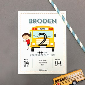 Autobus scolaire, roues du bus, voitures, invitation à une fête d'anniversaire pour enfants. Fichier PDF pour les cartes d’invitation d’anniversaire.