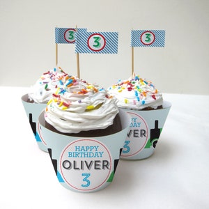 Treni, Thomas il carro armato, involucri e bandiere del cupcake di compleanno del ragazzo della locomotiva. Personalizzato con nome ed età.