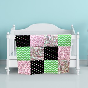 Shabby Chic rosa y negro bebé niña edredón, regalo de baby shower, edredón de regazo para adultos, edredón rosa, ropa de cama de guardería, edredón boca abajo, regalo de nueva mamá