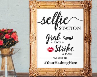 Selfie Station - prendi un oggetto di scena e mettiti in posa - cartello Photo Booth - cartello hashtag matrimonio STAMPABILE