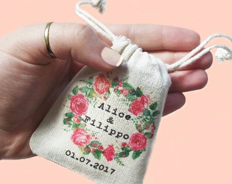 Könnte beinhalten: Ein kleiner weißer Beutel mit Kordelzug, floralem Muster und dem Text "Alice & Filippo 01.07.2017".