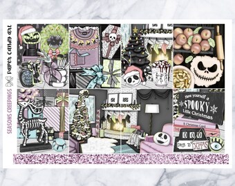 Può includere: Un set di 12 adesivi digitali per planner con un tema natalizio spettrale. Gli adesivi includono una renna scheletro, un albero di Natale, un camino, un personaggio di Jack Skellington e altro ancora. Gli adesivi sono in uno schema di colori bianco e nero con accenti rosa e viola.