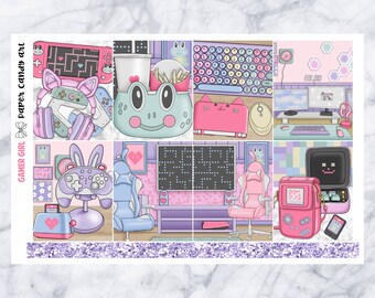Può includere: Un set di 9 adesivi per planner a tema gamer girl. Gli adesivi includono una console di gioco rosa e verde, una rana che tiene una tazza di caffè e patatine fritte, una tastiera rosa, una sedia da gioco rosa e blu, un controller viola, una borsa da gioco rosa e blu e un monitor per computer rosa e blu.