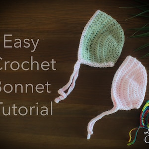 Peut inclure: Trois bonnets crochetés en vert clair, rose clair et un motif rayé multicolore avec des liens. Le texte "Easy Crochet Bonnet Tutorial" et "La Chulona" sont visibles sur l'image, qui présente ces couvre-chefs faits à la main.