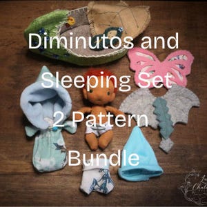 Puede incluir: Un conjunto de accesorios de muñeca hechos a mano, que incluyen un saco de dormir, un atuendo con capucha, un sombrero, alas y una mariposa. El conjunto es en tonos de verde, azul, rosa y gris. Se muestra el texto "Diminutos and Sleeping Set 2 Pattern Bundle".