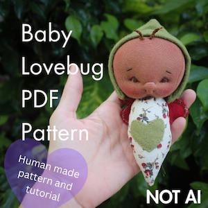 Könnte beinhalten: Eine kleine Stoffpuppe mit einem runden pfirsichfarbenen Kopf, einer grünen Kapuze mit Fühlern und einem weißen Körper mit Blumenmuster und einem grünen Herzaufnäher. Text: Baby Lovebug PDF Pattern, Human made pattern and tutorial, NOT AI.