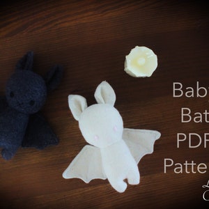 Puede incluir: Un patr&oacute;n PDF para hacer un juguete de peluche de murci&eacute;lago beb&eacute;. El patr&oacute;n est&aacute; disponible para descargar desde La Chulona. La imagen muestra dos juguetes de peluche terminados, uno negro y uno blanco.