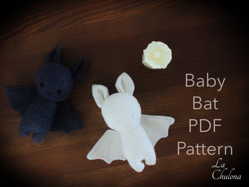 Puede incluir: Un patr&oacute;n PDF para hacer un juguete de peluche de murci&eacute;lago beb&eacute;. El patr&oacute;n est&aacute; disponible para descargar desde La Chulona. La imagen muestra dos juguetes de peluche terminados, uno negro y uno blanco.