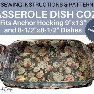 Può includere: Una pirofila rettangolare in vetro all'interno di una custodia in tessuto con sfondo nero e un motivo floreale di rose nei toni del rosa, crema e verde. Il testo recita: SEWING INSTRUCTIONS & PATTERN CASSEROLE DISH COZY Fits Anchor Hocking 22,86cm x 33,02cm and 21,59cm x 21,59cm Dishes PDF DOWNLOAD.
