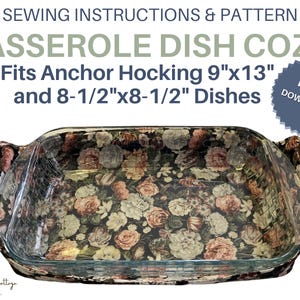 Könnte beinhalten: Eine Nähanleitung für einen Auflaufform-Wärmer mit dem Text SEWING INSTRUCTIONS & PATTERN CASSEROLE DISH COZY Fits Anchor Hocking 9"x13" and 8-1/2"x8-1/2" Dishes PDF DOWNLOAD. Der Wärmer besteht aus schwarzem Stoff mit Blumenmuster.