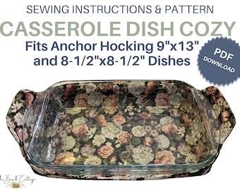 Puede incluir: Un patrón de costura para un protector de fuente de horno con el texto SEWING INSTRUCTIONS & PATTERN CASSEROLE DISH COZY Fits Anchor Hocking 9"x13" and 8-1/2"x8-1/2" Dishes PDF DOWNLOAD. El protector es de tela negra con estampado floral.