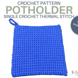 Könnte beinhalten: Ein quadratischer blauer Topflappen in festen Maschen im Thermostich gehäkelt, mit einer kleinen Aufhängeschlaufe an der oberen Ecke. Der Text lautet CROCHET PATTERN POTHOLDER SINGLE CROCHET THERMAL STITCH und PDF DOWNLOAD, inklusive The Birch Cottage Logo.
