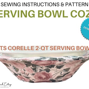 Op de afbeelding: Een naai-patroon voor een serveerschaal-cozy die past op een 2-liter Corelle serveerschaal. De cozy is gemaakt van stof met een bloemenprint in roze, groene en witte tinten. Het patroon bevat instructies voor het naaien van de cozy. De tekst "SEWING INSTRUCTIONS & PATTERN SERVING BOWL COZY PDF DOWNLOAD FITS CORELLE 2-QT SERVING BOWL" is zichtbaar op de afbeelding.