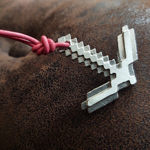 Minecraft-stil Pickaxe i rent tenn, handgjutet halsband med lädersnöre