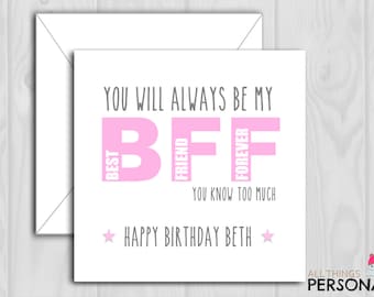 Könnte beinhalten: Eine weiße Karte mit rosa Schriftzug, auf der steht "You will always be my BFF You know too much Happy Birthday Beth". Die Buchstaben in BFF sind übereinander gestapelt, wobei die Wörter "Best Friend Forever" vertikal in jedem Buchstaben stehen.