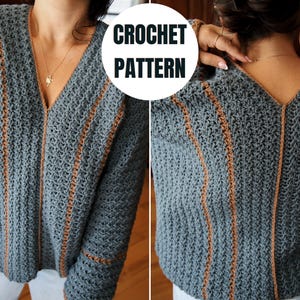 Puede incluir: Un suéter de crochet con cuello en V y mangas largas. El suéter está hecho con hilo azul y tiene rayas marrones. El texto "CROCHET PATTERN" es visible en la imagen.