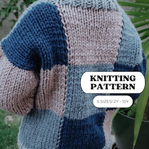 Op de afbeelding: Een patchwork gebreide trui in blauwe, grijze en roze tinten. De trui heeft een ronde hals en is gemaakt van dik garen. De afbeelding bevat de tekst "KNITTING PATTERN" en "5 SIZES! 2Y - 10Y".
