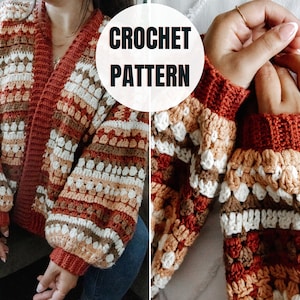 Puede incluir: Un cárdigan de ganchillo con un patrón de rayas en tonos óxido, marrón, crema y blanco. La prenda tiene mangas largas con puños acanalados y una abertura frontal acanalada. El texto CROCHET PATTERN está impreso en negro sobre un fondo circular blanco.