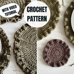 Op de afbeelding: Haakpatroon voor een ronde placemat met een gekrulde rand. De placemat is gemaakt met een groen garen en wordt getoond op een wit houten oppervlak. De tekst "WITH VIDEO TUTORIAL" staat in een spreekballon boven de placemat. De tekst "CROCHET PATTERN" staat in grote letters boven de placemat.