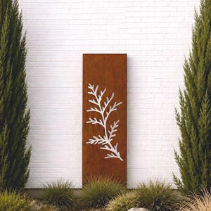 Panneau de jardin en métal à motif de branches de cèdre | Brise-vue persistant | Piquets 16 x 48 M905