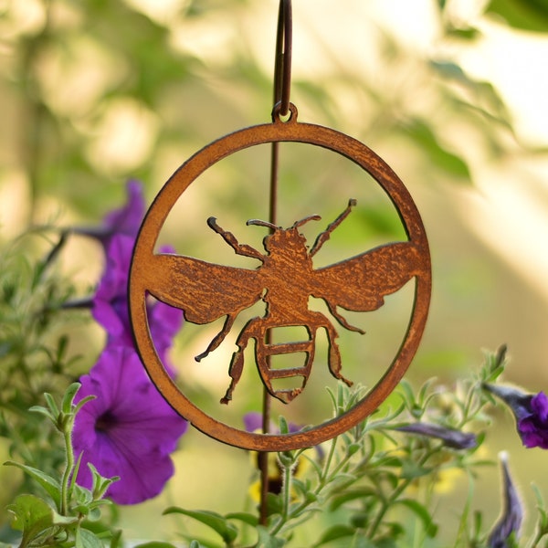 Honey Bee Garden Ornament | Flying Honey Bee | Bee Wreath | Garden Circle | Rustic Decor | Yard Art Rusty | Honey Bee Decor | O872