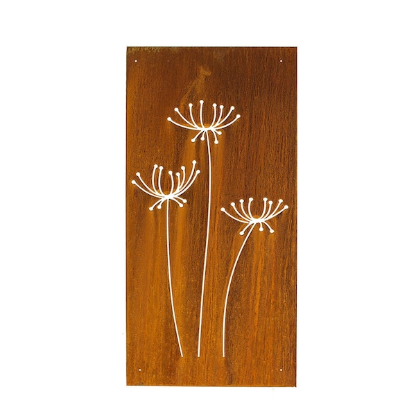 Könnte beinhalten: Eine rostige Metallwanddekoration mit einem Ausschnitt von drei weißen Löwenzahnblume.