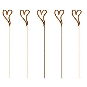 Puede incluir: Cinco estacas de metal marr&oacute;n id&eacute;nticas, cada una con un contorno de alambre fino en forma de coraz&oacute;n en la parte superior. Los dise&ntilde;os de coraz&oacute;n son ligeramente asim&eacute;tricos y cada estaca consiste en una varilla larga, recta y delgada.