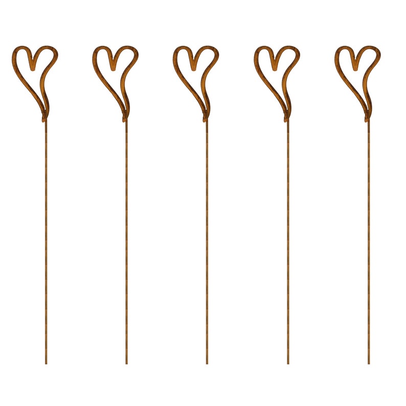 Puede incluir: Cinco estacas de metal marr&oacute;n id&eacute;nticas, cada una con un contorno de alambre fino en forma de coraz&oacute;n en la parte superior. Los dise&ntilde;os de coraz&oacute;n son ligeramente asim&eacute;tricos y cada estaca consiste en una varilla larga, recta y delgada.