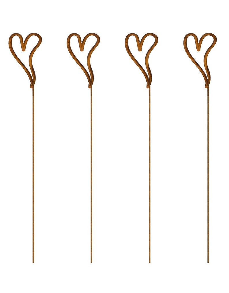 Puede incluir: Cuatro estacas de alambre marr&oacute;n id&eacute;nticas, cada una con una forma de coraz&oacute;n de estilo dibujado a mano en la parte superior. Los contornos de los corazones son asim&eacute;tricos y abiertos, conectados a un tallo vertical largo, recto y delgado.