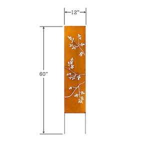 Puede incluir: Una pantalla de jard&iacute;n de metal oxidado con un dise&ntilde;o de hojas blancas. La pantalla mide 152,4 cm de alto y 30,5 cm de ancho.