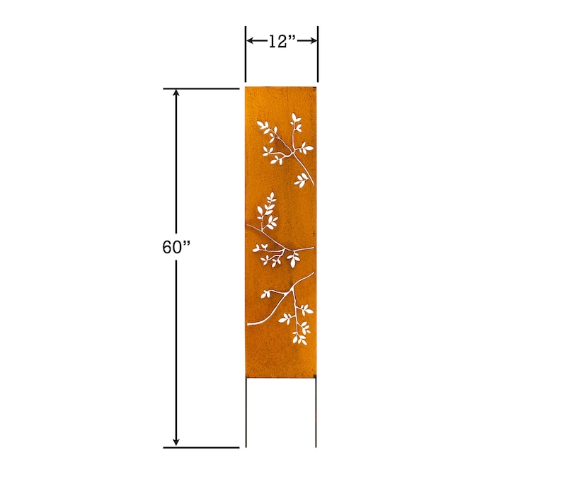 Puede incluir: Una pantalla de jard&iacute;n de metal oxidado con un dise&ntilde;o de hojas blancas. La pantalla mide 152,4 cm de alto y 30,5 cm de ancho.