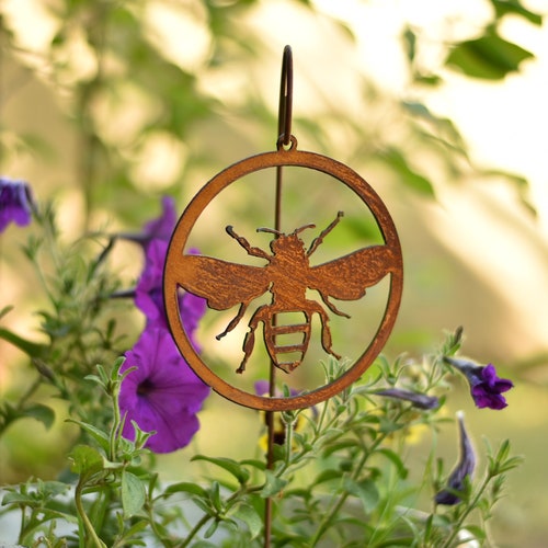 Honey Bee Garden Ornament | Flying Honey Bee | Bee Wreath | Garden Circle | Rustic Decor | Yard Art Rusty | Honey Bee Decor | O872