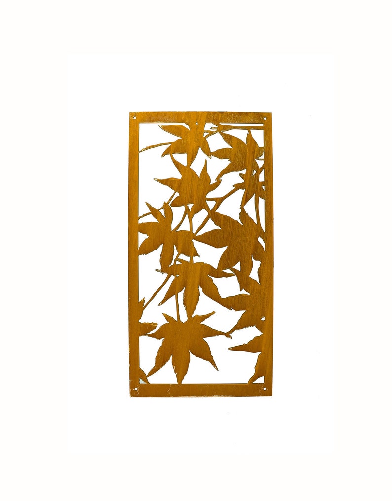 Op de afbeelding: Een gouden metalen wanddecoratie met een uitgesneden ontwerp van esdoornbladeren. De bladeren zijn in een watervalpatroon gerangschikt, wat een delicate en elegante uitstraling cre&euml;ert.