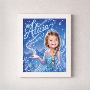 Può includere: Stampa incorniciata con una bambina in abito blu e tiara, con il nome "Alicia" scritto in una sceneggiatura scintillante. Lo sfondo raffigura un paesaggio innevato con un castello e fiocchi di neve. La ragazza sorride e tende la mano.