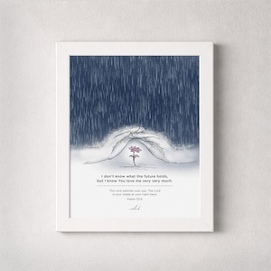 Könnte beinhalten: Gerahmter Kunstdruck mit einer Zeichnung von Händen, die eine kleine Blume unter einem regenartigen Hintergrund schützen. Der Text lautet: „Ich weiß nicht, was die Zukunft bringt, aber ich weiß, dass Du mich sehr, sehr liebst.“