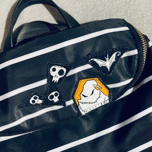 Upcycled: mochila pequeña a rayas con parches NBC Oogie Boogie
