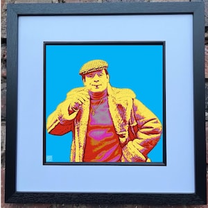 Può includere: Stampa incorniciata in stile pop art con un uomo con cappotto e berretto gialli, su sfondo blu. L'opera d'arte ha un'estetica retrò, con colori vivaci e uno stile distintivo. La stampa è in una cornice nera.