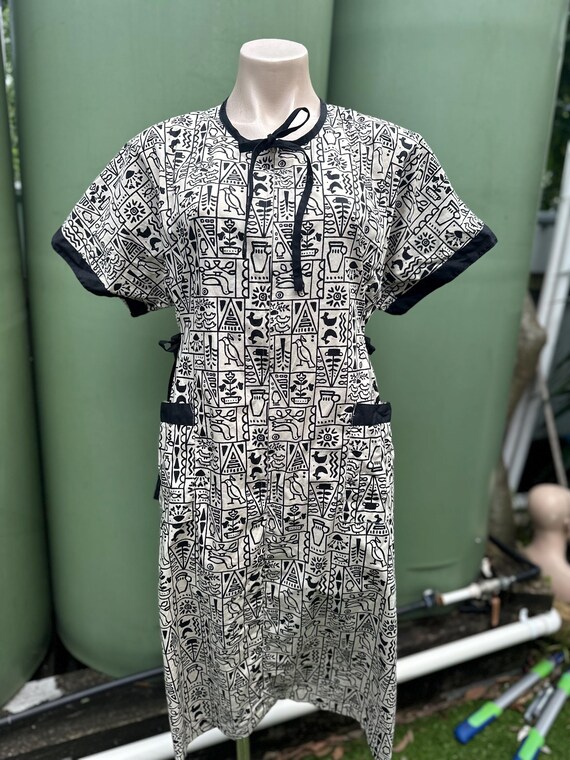 Groovy Egyptian Hieroglyphics print S-L cotton 19… - image 1