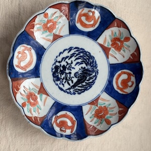 Assiette ancienne en porcelaine japonaise peinte