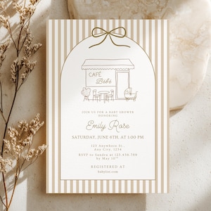 Könnte beinhalten: Babyparty-Einladung mit beigem und weiß gestreiftem Hintergrund. Die Einladung zeigt eine Strichzeichnung eines Cafés mit dem Text "Café Bébé". Die Einladung enthält den Namen "Emily Rose", Datum, Uhrzeit und RSVP-Informationen.