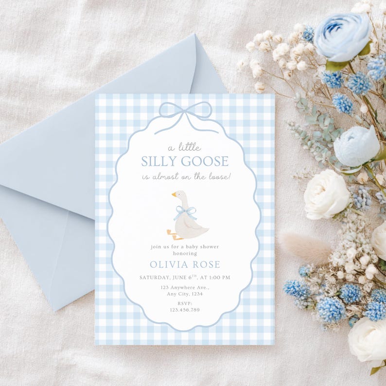 Puede incluir: Una invitaci&oacute;n a un baby shower con un fondo de cuadros vichy azul claro. La invitaci&oacute;n presenta una ilustraci&oacute;n de un ganso con un lazo azul. El texto incluye "a little SILLY GOOSE is almost on the loose!" y detalles del evento.