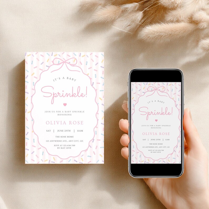 Op de afbeelding: Een baby sprinkle uitnodiging met een roze strik en de tekst "It's a Baby Sprinkle!". De uitnodiging bevat details voor Olivia Rose's baby sprinkle op 25 juni om 11.00 uur. Het ontwerp heeft pastelkleurige sprinkles.