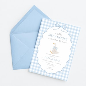 Puede incluir: Invitaci&oacute;n a baby shower con sobre y tarjeta azul claro. La tarjeta presenta un patr&oacute;n de cuadros, una ilustraci&oacute;n de ganso y el texto "a little SILLY GOOSE is almost on the loose!" con detalles del evento.