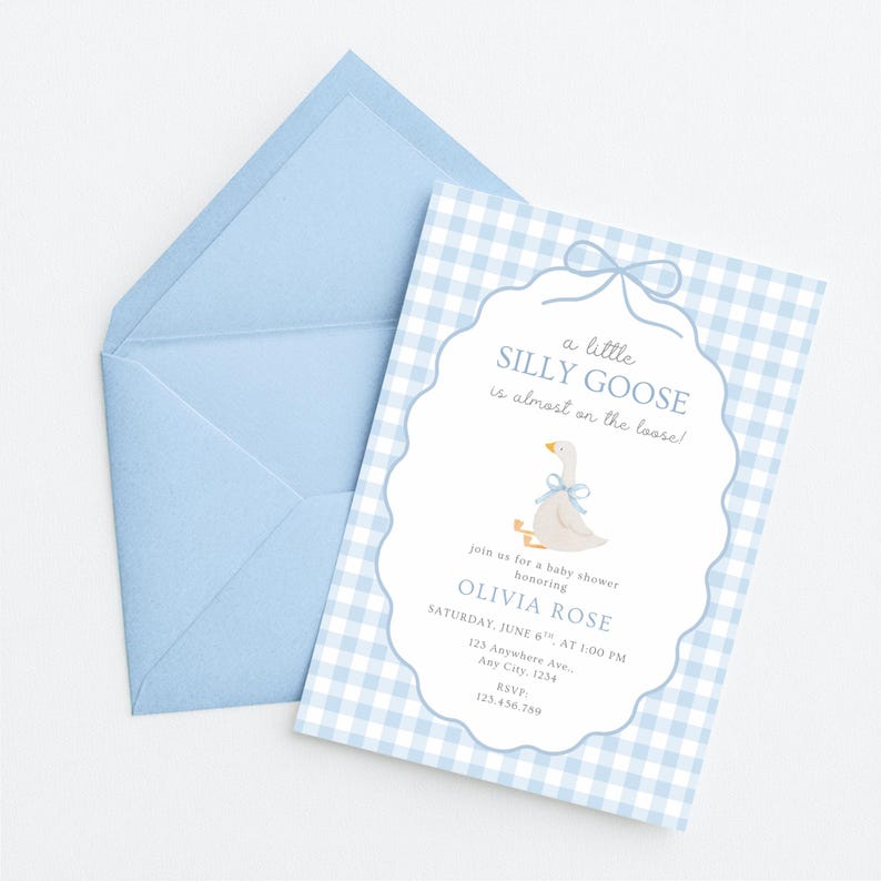 Puede incluir: Invitaci&oacute;n a baby shower con sobre y tarjeta azul claro. La tarjeta presenta un patr&oacute;n de cuadros, una ilustraci&oacute;n de ganso y el texto "a little SILLY GOOSE is almost on the loose!" con detalles del evento.
