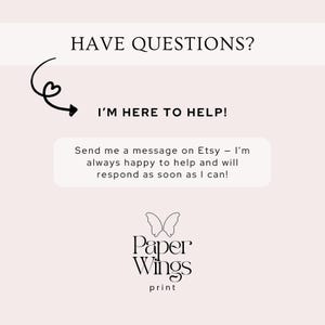 K&ouml;nnte beinhalten: Hellrosa Grafik mit dem Text &bdquo;HABEN SIE FRAGEN? ICH HELFE IHNEN GERNE!&ldquo; und einem Aufruf zur Nachricht auf Etsy. Das Logo von Paper Wings print befindet sich unten und zeigt ein Schmetterlingsdesign.